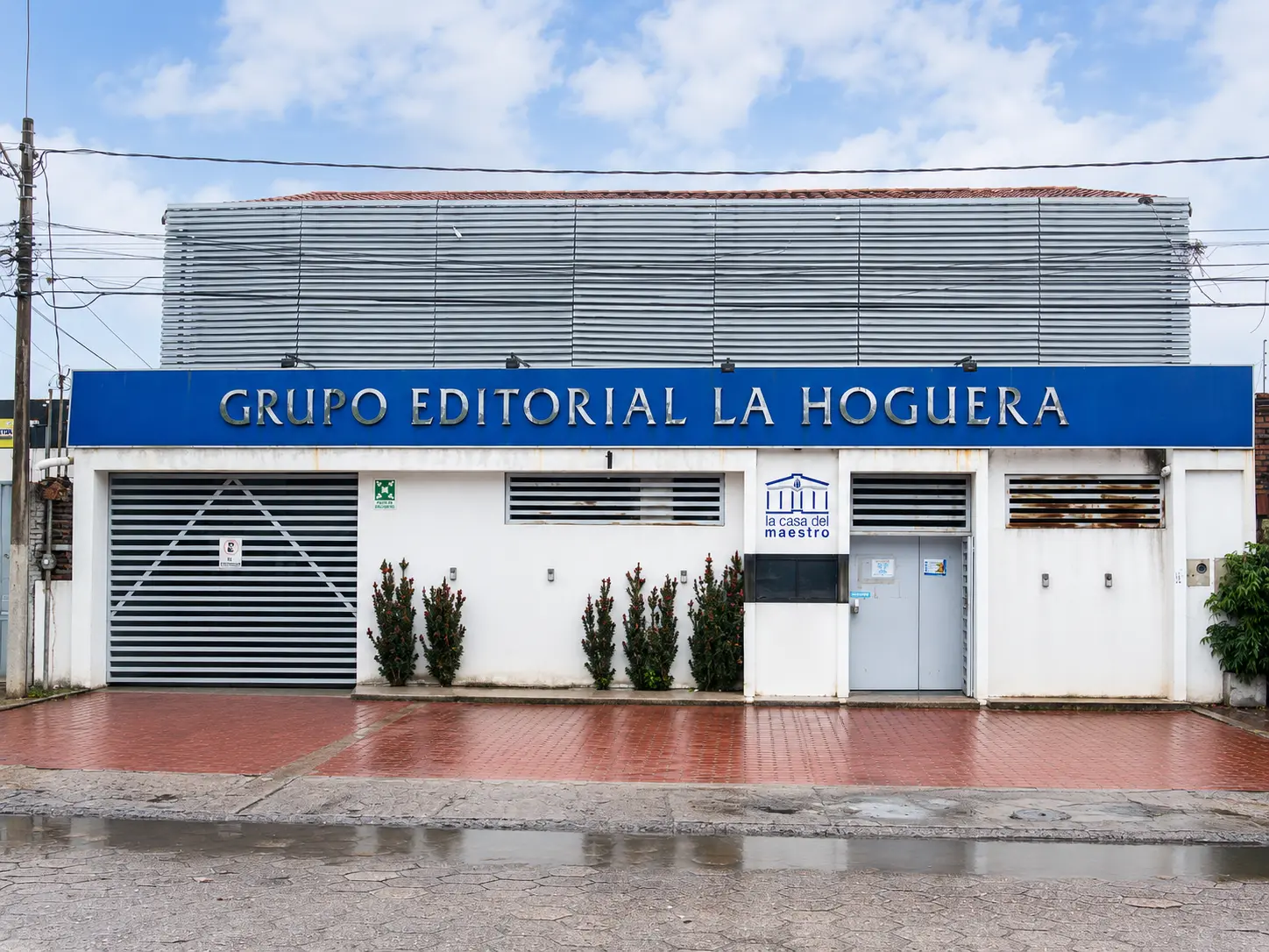 Fachada de Grupo Editorial La Hoguera